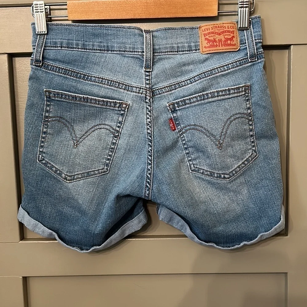 Levi's Mid-Length Women's Shorts Denim Jean Shorts Medium Wash Size 26